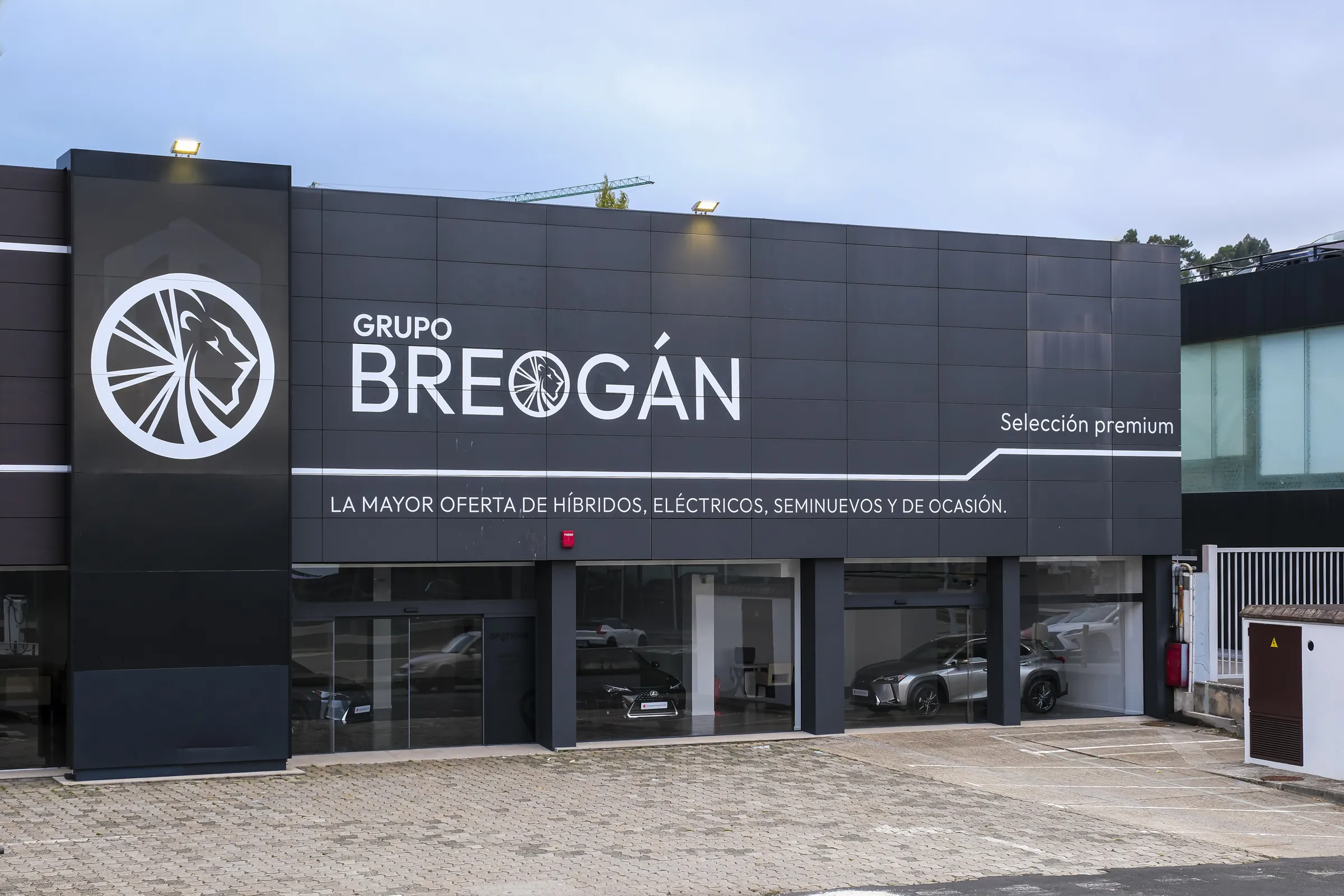 Fachada del nuevo centro de Grupo Breogán en Perillo, Oleiros